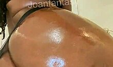 Джоанфэнтези смазанная и готова к тайной игре с анальной пробкой