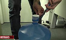 aninha asks delivery guy for water and gets all wet