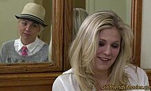 Storatuttad lesbisk slickar fitta och jag kan inte sluta titta