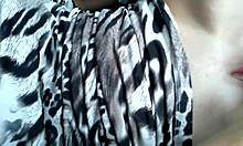 bionda in auto si masturba con un sex toy sotto il sole.