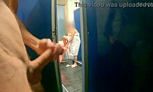 Hey, fanget noen dampende dusjblotting i herbergeblandet sovesal