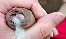 Twink hetero cae por la seducción del vecino gay en escena brasileña.