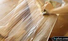 ما أقدر أوقف أشوف البيبي دي مغلفة بلينج على المكتب مقابل فلوس