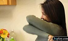 ما أقدر أوقف أشوف البيبي دي مغلفة بلينج على المكتب مقابل فلوس