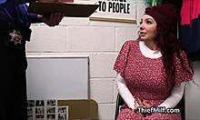 Milf koja krade čokoladne štanglice uhvaćena i jebana jako na poslu skrivenom kamerom.