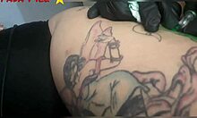 金发美女在口交时向纹身师展示剃毛阴部