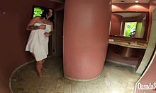 seguindo e flagrando a gostosa rabuda durante o banho sophia wolf