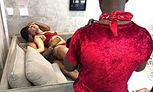 Морена вторгается в сцену, чтобы доминировать над шаловливой Нинфетиней