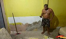 Seduzir o pedreiro que meu marido contratou para fazer a obra aqui de casa até ele me comer.