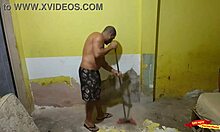 Seduzir o pedreiro que meu marido contratou para fazer a obra aqui de casa até ele me comer.