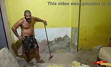 Seduzir o pedreiro que meu marido contratou para fazer a obra aqui de casa até ele me comer.