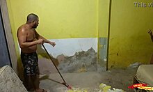 Seduzir o pedreiro que meu marido contratou para fazer a obra aqui de casa até ele me comer.