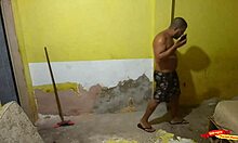 Seduzir o pedreiro que meu marido contratou para fazer a obra aqui de casa até ele me comer.