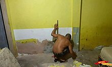 Seduzir o pedreiro que meu marido contratou para fazer a obra aqui de casa até ele me comer.