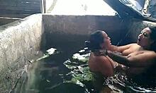 mientras la vecina colombiana está sola y cachonda, llego por detrás