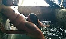 mientras la vecina colombiana está sola y cachonda, llego por detrás