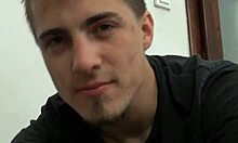 Gay tânăr 18+ se fut kinky cu propriile picioare în HD, atât de sălbatic! 😜