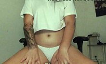 Lucyplay echandose cremita en todos su cuerpo y sus tatuajes deliciosos mientras habla contigo