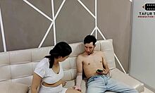 Hermanastra hot con gran bot�n le encanta la polla de su hermanastro y le da un rico blowjob en el sofa de la sala - historia completa