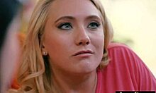 Liten fantasi-babe boret hardt i vill trekantscene. Klassisk erotisk aksjon utspiller seg!