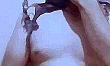 Mi hermanastra me pilló oliendo su ropa interior pero eso la excita y la pone cachonda