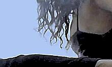 Mi hermanastra me pilló oliendo su ropa interior pero eso la excita y la pone cachonda