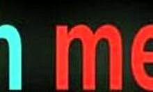 若い美女が濡れたパイを擦って大声で呻く