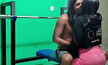 Cogiendo a una chica que le gusta el ejercicio en casa.