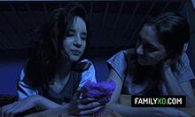 Padrastro pervertido, ¿estás follando a su mejor amiga? Kelsey Kage y Lily Moon