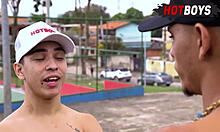 Novinho joven se traga pollas enormes de los vecinos del barrio