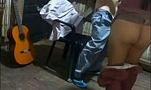 El lider religioso me predica la palabra del señor el sucio mujeriego esta con una guitarra y me quiere convertir en discipula de cristofer como yo estaba caliente lo invite a follar y me le monte en su pene 😈