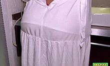 na estreia da ninfeta gostosa da bunda deliciosa j� foi no banheiro tomando um banho e mostrando tudo - sophie stephan