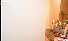 छोटी स्टेपसिस रेनी रोज स्टेपब्रो जॉनी लव को शावर में जासूसी करते हुए पकड़ती है