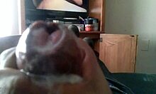 Amateur cam session unfolds quietly