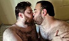 Osos Peludos Kissing! Wanna See Chubby Guys Get It On?
