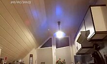 Seksi kuhinjska šova retro z britansko sestrično in igračkami