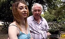 Hunter knuller trang fitte mens kjæresten ser på hver intense bevegelse. Vill cuckold scene med penger involvert.