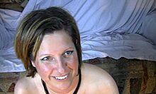 Застенчивая улыбка мисс Эми во время дикой групповухи с кончей на лицо