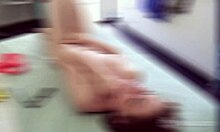 אוולון שדופה מ-Yanks מציגה ציצים גדולים בתנוחת יד אחת