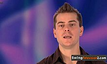 Interviewer byder amerikanske swinger par velkommen i detaljeret reality casting