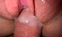 En usko miten tiukka tämä teini pillu tuntuu äärimmäisessä lähikuvassa. Mahtava kermainen hieronta creampie-kumppanina!