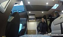 Dziki seks w przyczepie! Możesz uwierzyć w to spotkanie z randkowej strony?