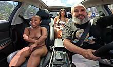 Liten jente stripper naken i bil, flørter på gatene i São Paulo