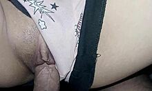 xxx colegiala me deja jugar con su coño mojado mientras vemos televisión juntos