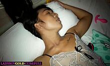 Любительская тайская ледибой Алиса предлагает массаж и интенсивный анал с клиентом