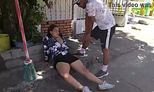 mi vecino es muy amable pero yo me aprovecho de eso para seducirlo y llevarlo a mi casa para que me folle