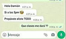 מורה לאנגלית מלמדת שיעור באופן אינטימי