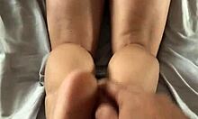 زوجة ساخنة تثير بركلة قدم عكسية بـ POV