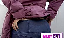 插入棕发熟女的大屁股和巨奶