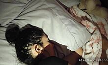 Despierto a mi hermanastra lamiendole la cola y las tetas